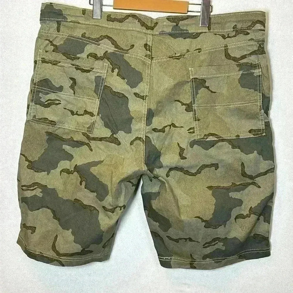 Levi Signature Men's  Shorts Big & Tall Size 42 Camo Cargo Shorts Fish Camp Hike - Picture 2 of 8